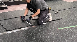 ラバーマットを施工するスタッフの写真